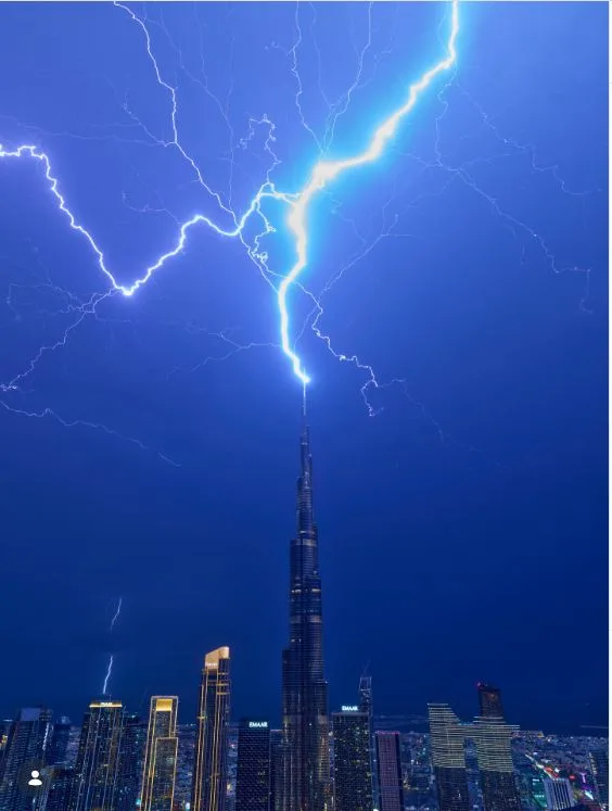 Hamdan-bin-Mohammed-Al-Maktoum-burj-khalifa-lightning-photo