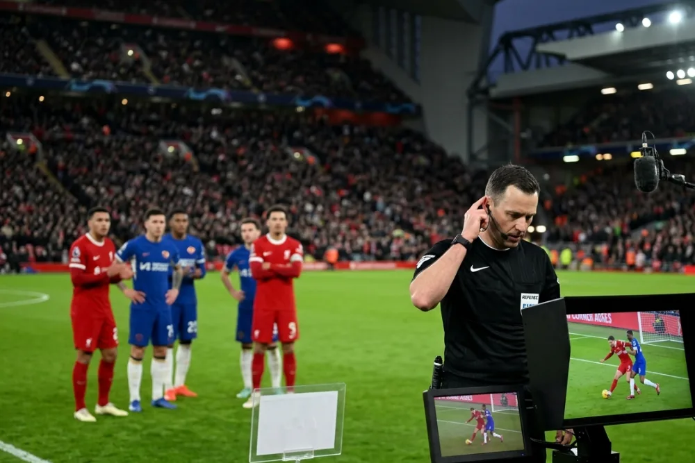 Referee-checking-VAR-football-technology
